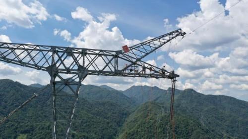 福建:首次特高压输电线路更换直线绝缘子带电作业成功